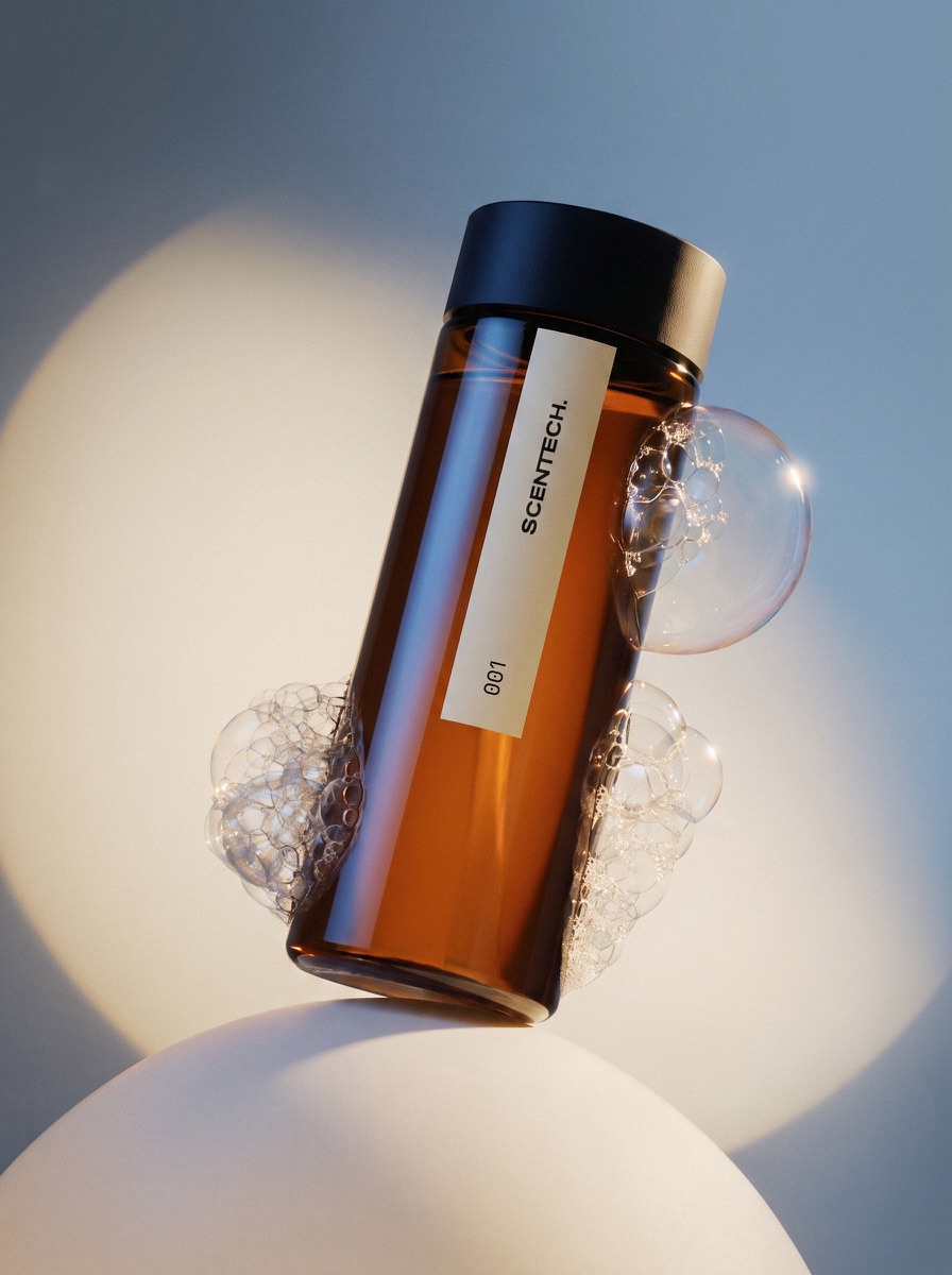 Een amberkleurige ScentPod van Scentech op een zandkleurige sokkel, met zeepbellen ernaast