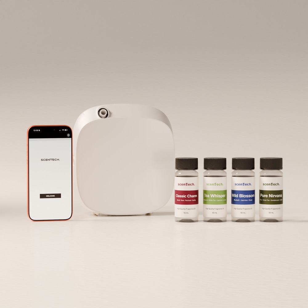 Scentech Smart Aroma Diffuser met de app op een telefoon en twee geurpods ernaast